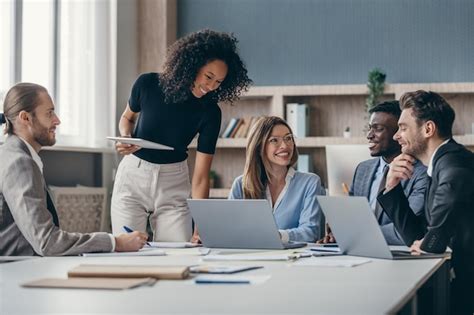 Um grupo feliz de empresários discutindo estratégia durante uma reunião