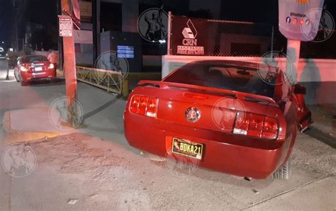 Abandona Su Mustang Tras Chocar Contra Poste