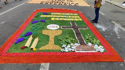 Confecção dos tapetes de Corpus Christi em Feira de Santana uma