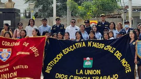 En ceremonia cívico dominical la municipalidad entrega chalecos a las