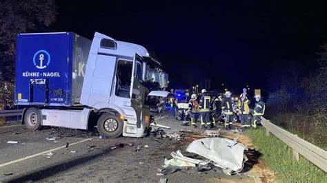 Tödlicher Unfall bei Bebra Auto stößt frontal mit Pkw zusammen