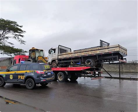 Guincho é flagrado transportando caminhão 2 metros para fora da