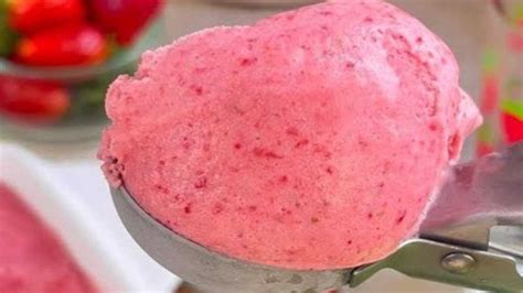 Glace maison aux fraises sans sorbetière préparée avec seulement 3