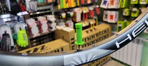 Колпачок на ниппель в форме грипсы ODI Longneck, Presta, зеленый ...