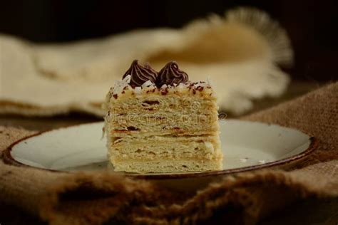 Pedazo De Torta Napoleon En Una Placa Con Los Microprocesadores Del