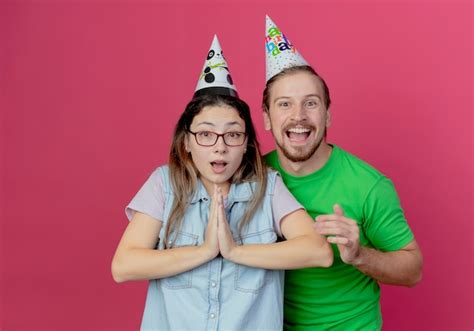 Sonriente Joven Vistiendo Gorro De Fiesta Y Ni A Sorprendida Toma Las