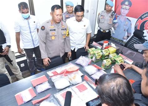 Polda Kalsel Bekuk Dua Kurir Narkoba Jaringan Internasional Bawa 7 Kg