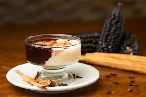 Mazamorra morada con arroz con leche postre típico peruano Foto Premium