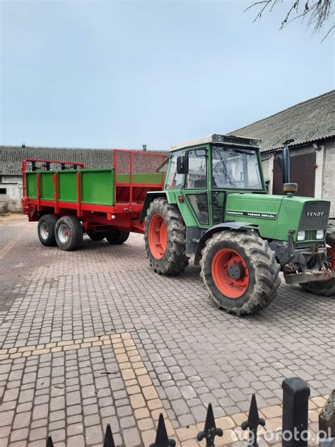 Rozrzutnik Czarna białostocka i Fendt 305Lsa fotka rozsiewacza nawozu