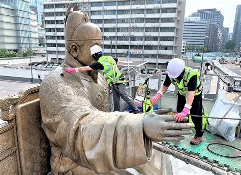 서울시 광화문광장 개장 앞두고 세종대왕 이순신장군 동상 말끔 단장