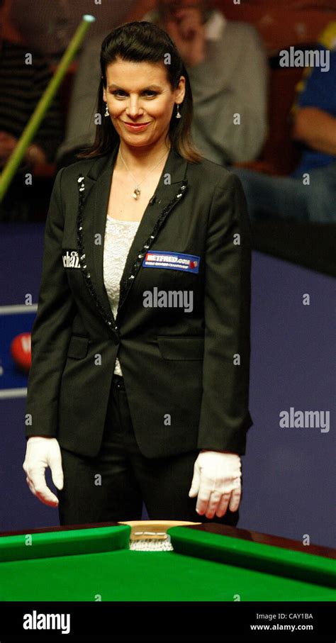 Snooker referee hi-res stock photography and images - Alamy