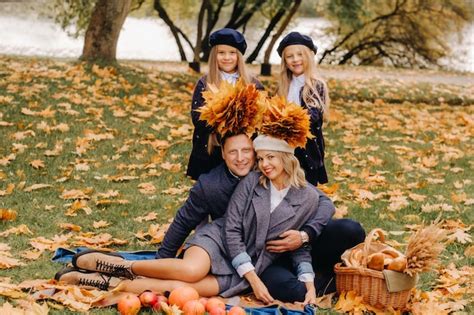 Una gran familia en un picnic en otoño en un parque natural gente feliz