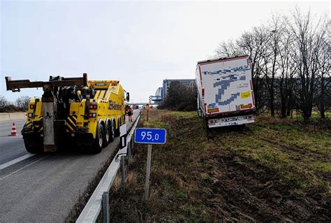 LKW Verunfallt Auf A14 Schwierige Bergung Notwendig