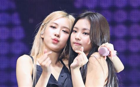 BLACKPINK s Jennie and Rosé experience an embarrassing moment at the