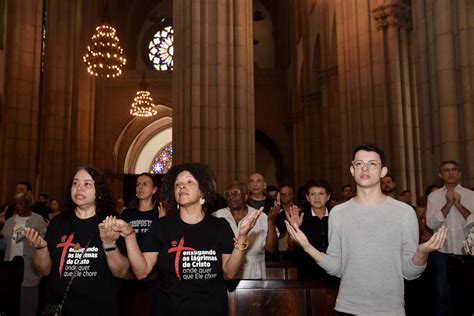 Na missa a oração do Pai nosso deve ser cantada ou rezada Jornal O