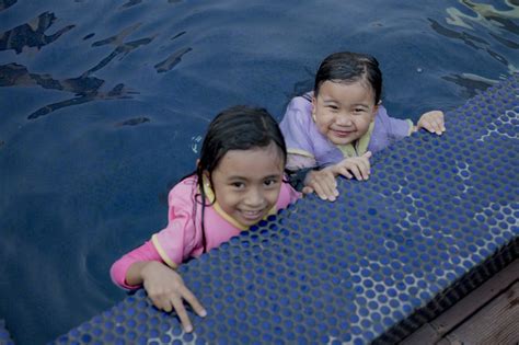 Simak Keuntungan Dan Kerugian Mengajarkan Anak Berenang Menggunakan