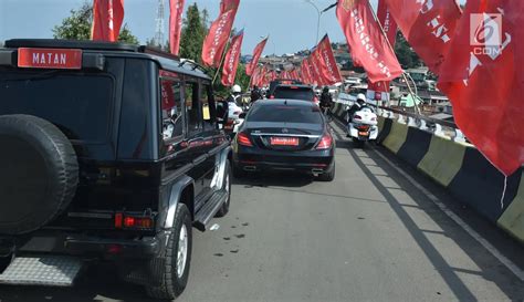 PHOTO Terjebak Kemacetan Jokowi Berjalan Kaki Menuju Lokasi HUT TNI