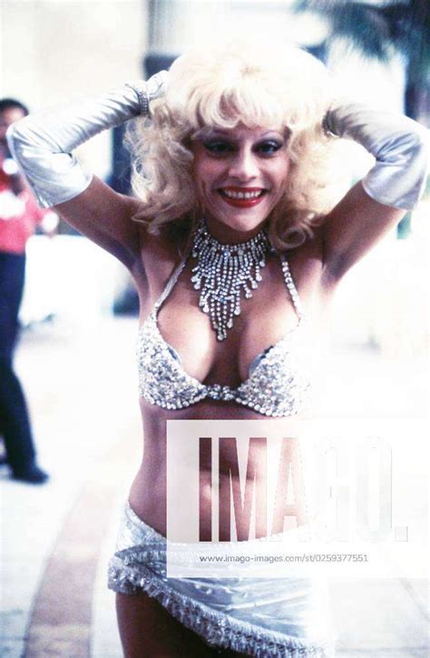 8 Hot Sexy Judy Landers Bikini Pics