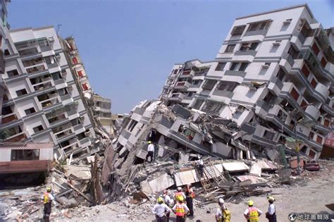 multiple buildings collapse    killed   quake  taiwan