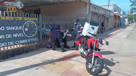 Homem fica braço preso entre moto e caminhonete em acidente na