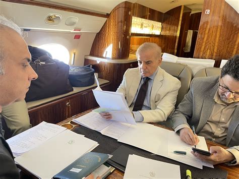 Pm Shahbaz Sharif Conducts Meeting On Karachi Issue During Flight