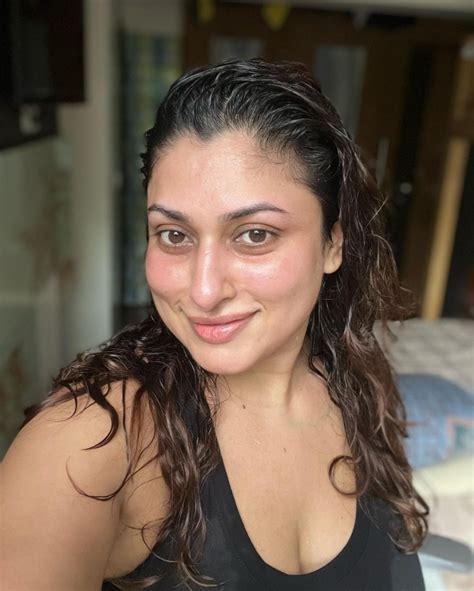 இநத வயதலம எககதபப அழக கடடம அஜத பட நடக Actress malavika Hot photos