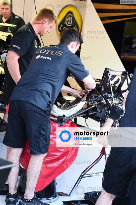 Pastor Maldonado Ven Lotus E Hybrid Car Is Repaired After Crashing