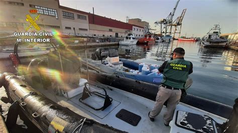 La Guardia Civil Intercepta Una Lancha Con 700 Litros De Combustible A