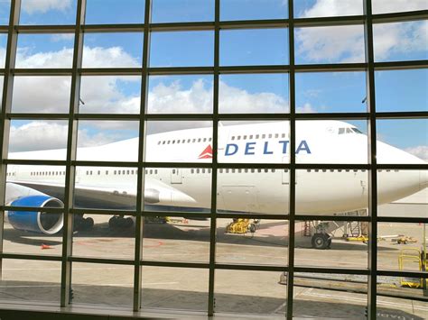 Moldy Chicken Served To Pilots And Passengers To Blame For Delta Air Lines Flight To Amsterdam