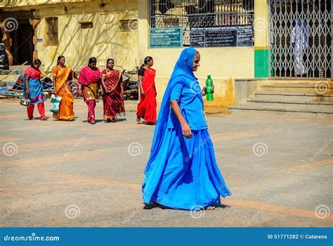 Grupo De Mujer India En Ir Hermoso De La Sari Fotografía Editorial