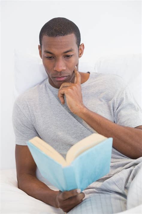 Het Ontspannen Afro Boek Van De Mensenlezing In Bed Stock Foto Image