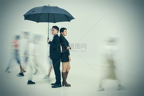 拿着雨伞的商务男女站在人群中高清图片下载 正版图片507657259 摄图网