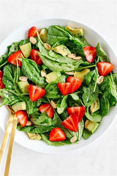 Ensalada De Espinacas Y Fresas Con Aderezo De Semillas De Amapola