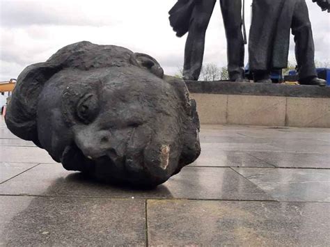 Kiev Destruye La Estatua Que Simbolizaba Su Amistad Con Rusia Y