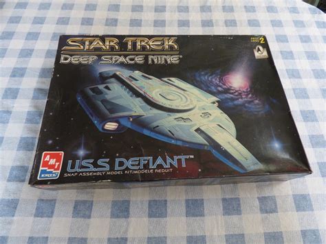 AMT ERTL Star Trek: Deep Space Nine USS DEFIANT Model Kit #8255 Unknown ...