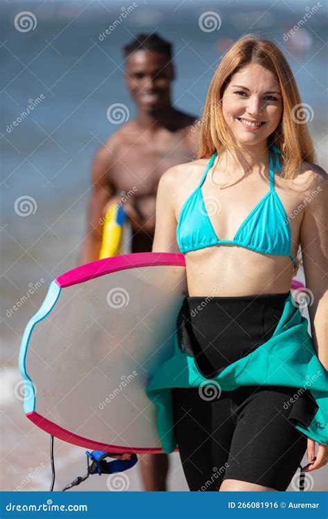 Bella Joven Surfista En Bikini Con Tabla De Surf En La Playa Foto De Archivo Imagen De