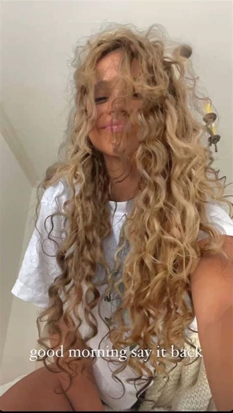 Long Curly Blonde Hair Photos Are From Pinterest Long Blonde Curly Hair Curly Hair