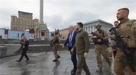 高度戒备！约翰逊与泽连斯基在基辅巡街 军人全副武装寸步不离手机新浪网