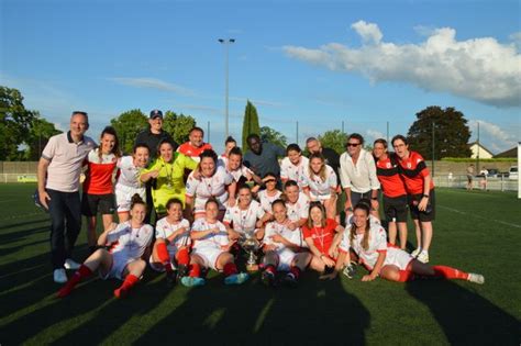 Les Filles Du Bourges Foot R Alisent Un Tripl Historique Apr S Leur