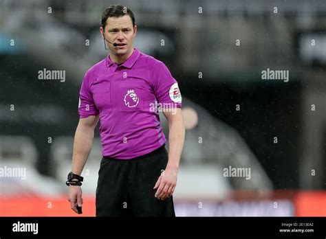 Referee Darren England Stock Photo - Alamy