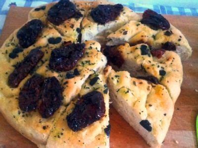 Focaccia Con Pomodori Secchi Sott Olio E Olive Nere Ricetta Petitchef