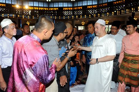 Sultan Muhammad V Tunai Solat Jumaat Di Masjid Negara