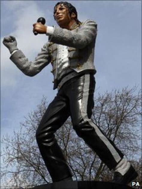 Milion Rio Inaugura Est Tua De Michael Jackson No Fulham Fc Bbc News