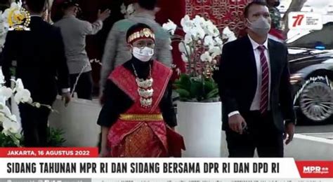 Potret Keren Menlu Retno Marsudi Pakai Baju Adat Batak Toba Di Sidang