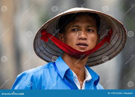 Vietnamita Con Sombrero De Paja Tradicional Foto De Archivo Imagen De