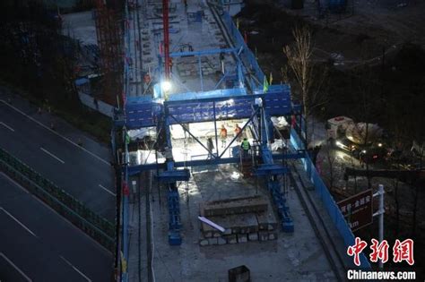 西延高铁首座跨高速公路百米连续梁顺利合龙凤凰网陕西凤凰网