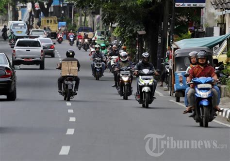 Pengendara Motor Melawan Arah Foto 4 1741625 Tribunnews