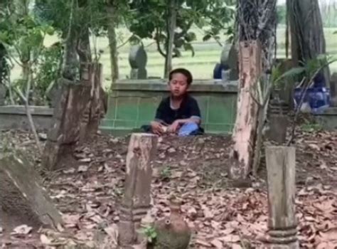 Viral Bocah Ziarah Sendirian Di Makam Orangtuanya Netizen Doa Doamu