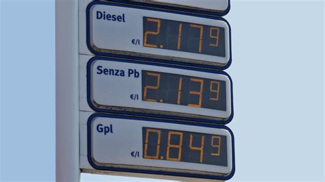 Il diesel costa più della benzina in alcune zone d Italia superati i 2