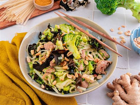 Wok De Poulet Champignons Noirs Tagliatelles De Riz Recette Les